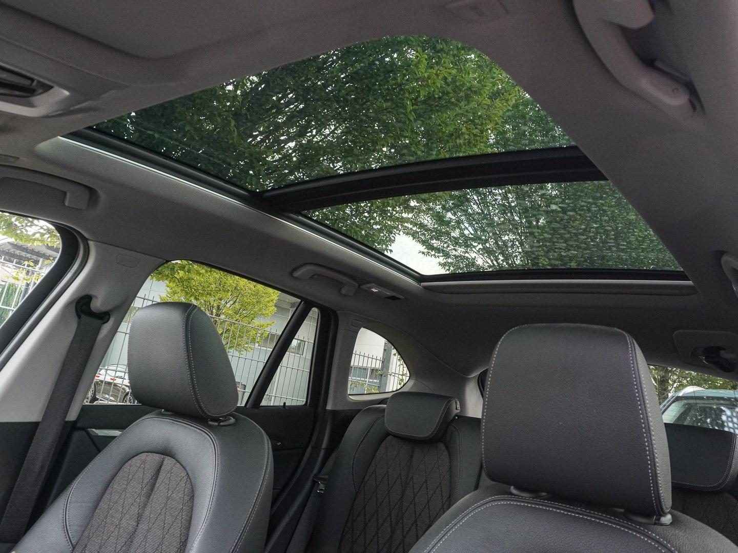 BMW X1 sDrive20i xLine PANO NAVI LED PDC V+H DAB, миниатюра 4