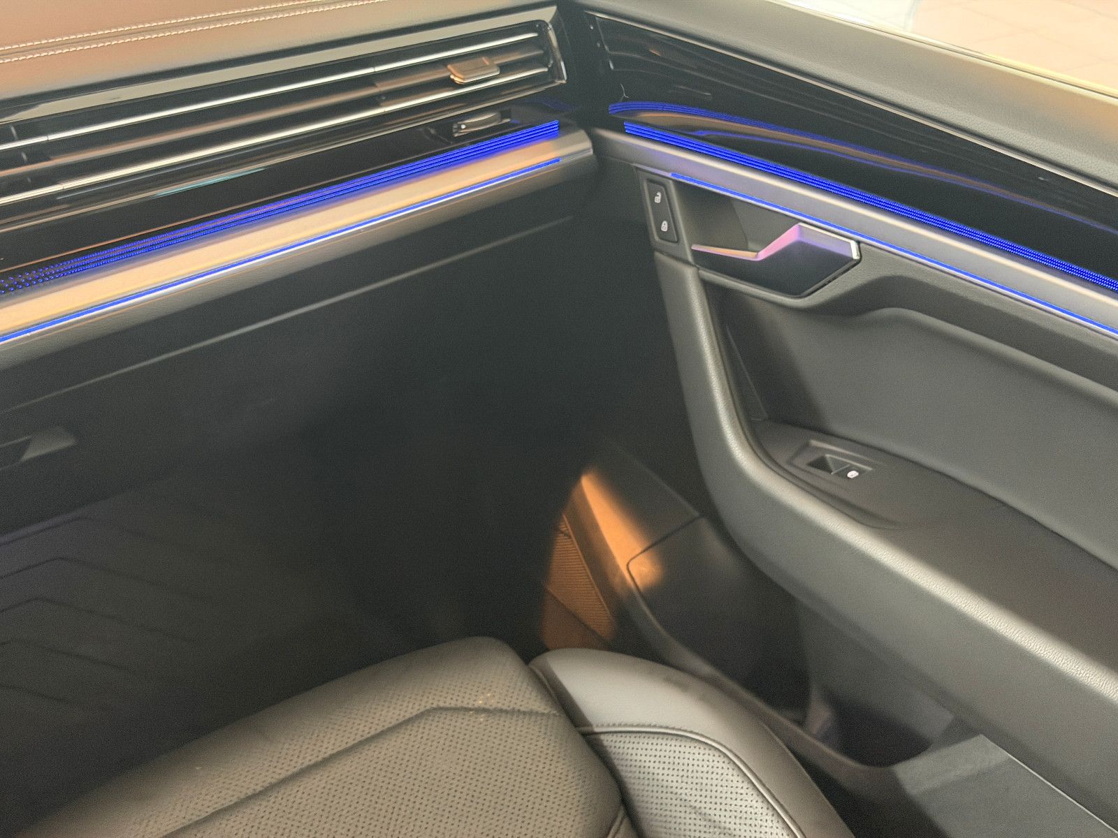 Fahrzeugabbildung Volkswagen Touareg SPORT/ 4Motion/VIRTUAL/AMBIENT/360''KAM