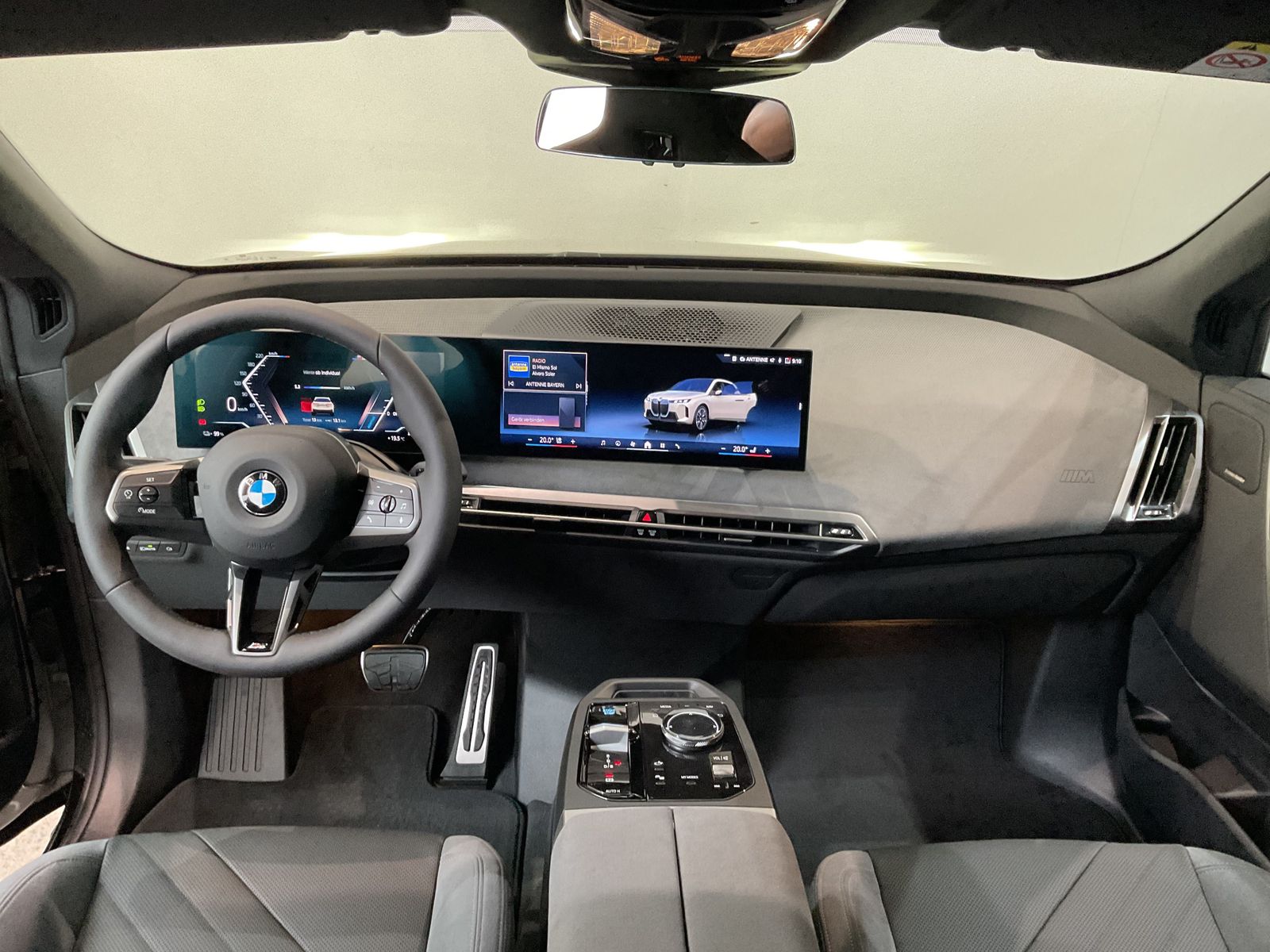 Fahrzeugabbildung BMW iX xDrive45 |Sitzbelüftung |AHK |Panoramadach