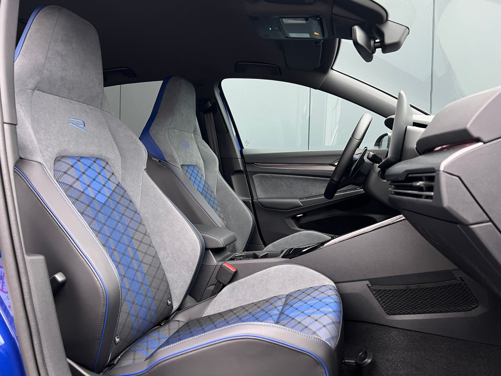 Fahrzeugabbildung Volkswagen Golf VIII R 2.0 TSI DSG 4MOTION *IQ.Light, Black