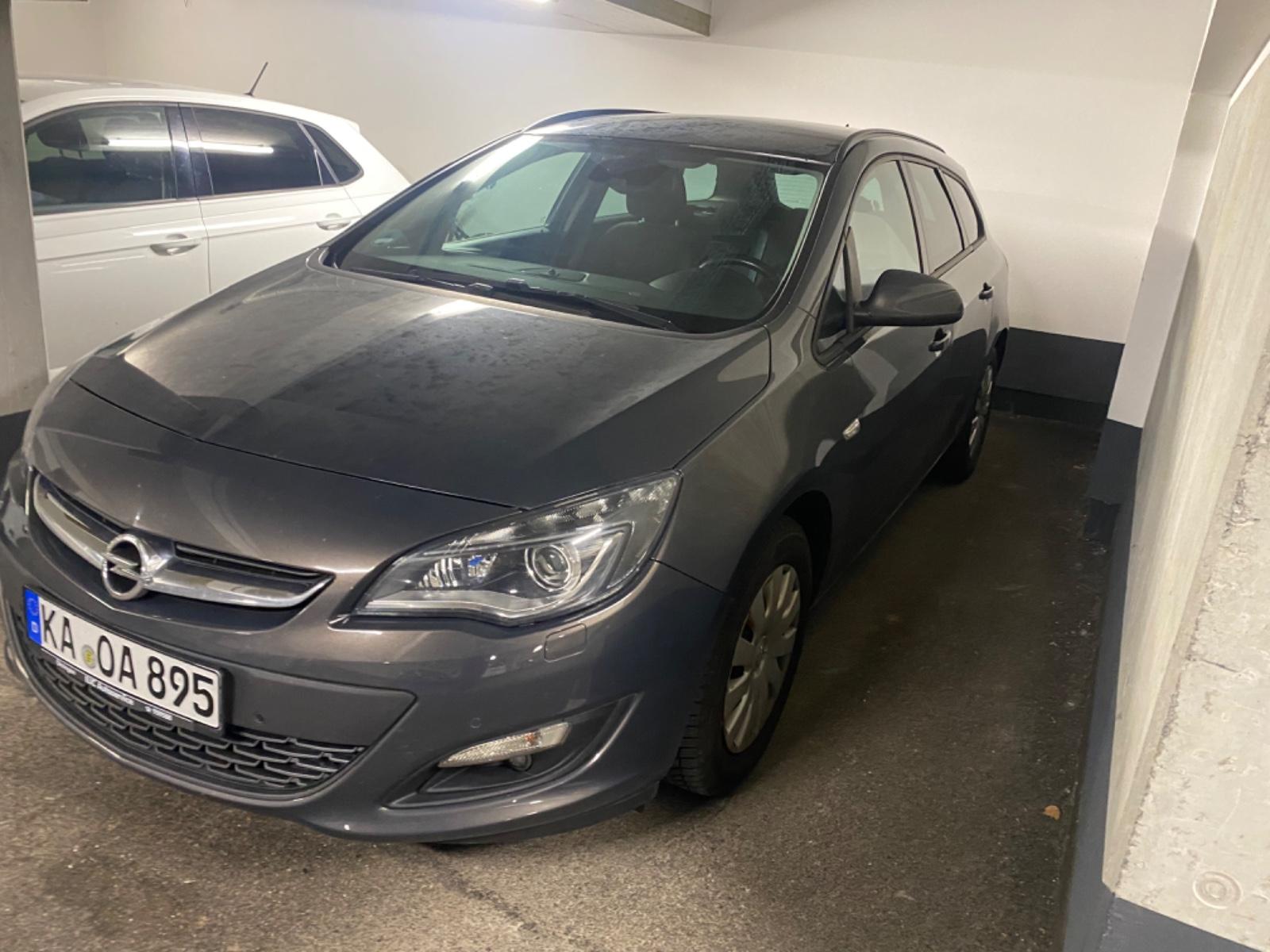 Opel Astra 2015 — rear view