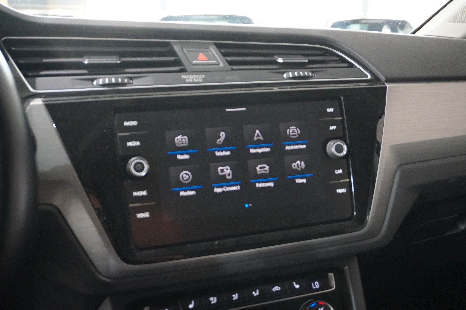 Fahrzeugabbildung Volkswagen Touran 1.5 TSI COMFORTL. DSG 7-SITZE NAVI/SH/DAB