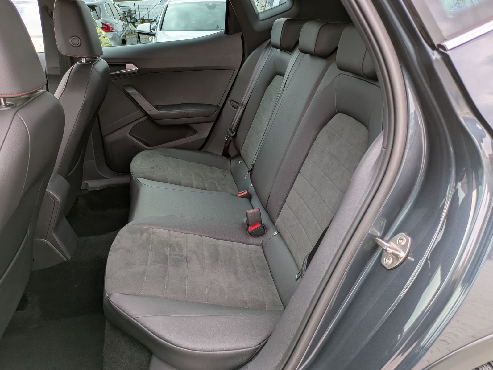 Fahrzeugabbildung SEAT Arona 1.0 TSI FR DSG AHK*ACC*LED*APP*DAB*KAMERA