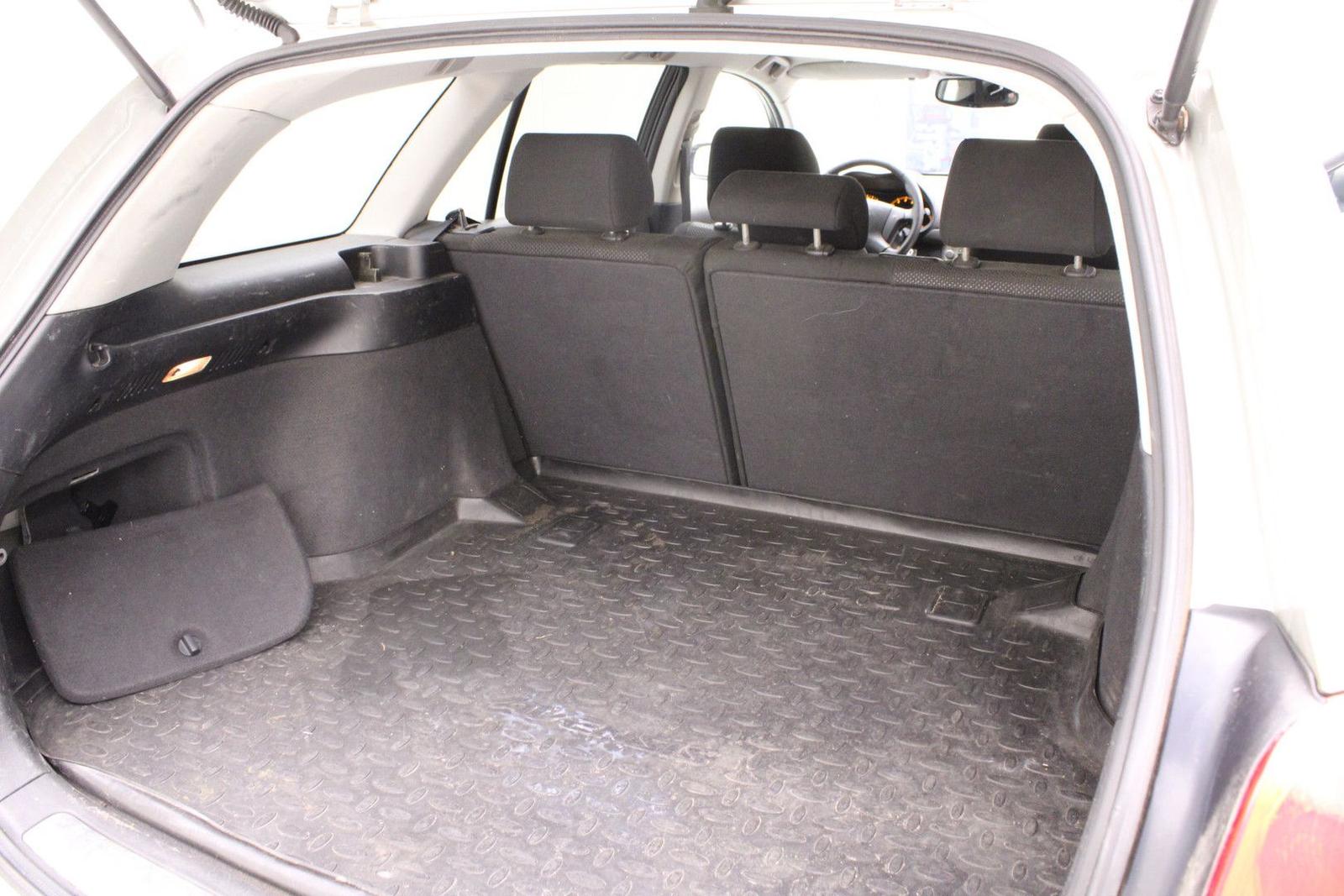 Toyota Avensis 2005 — фото 16
