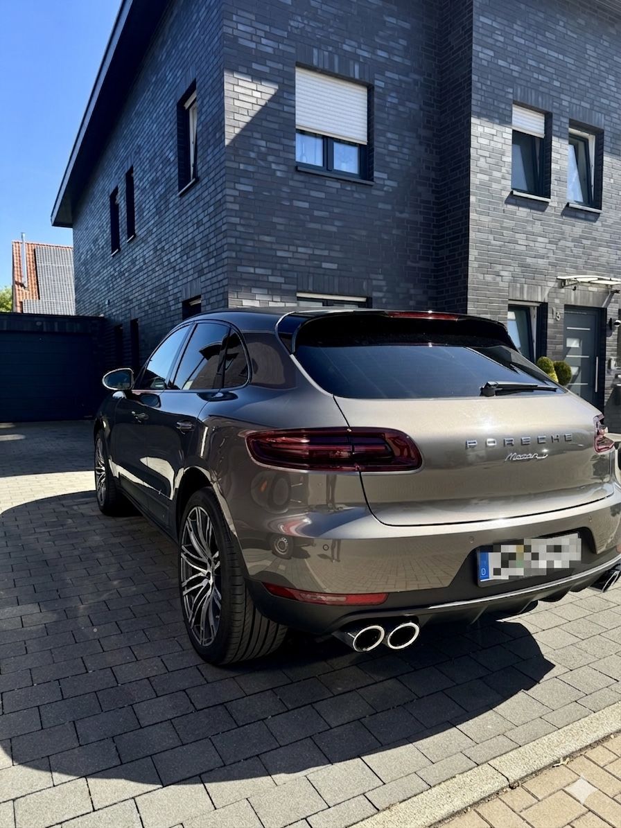 PORSCHE Macan