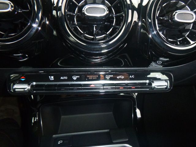 Fahrzeugabbildung Mercedes-Benz A 180 Limousine >NAV/LED/KAM/PDC/SHZ<