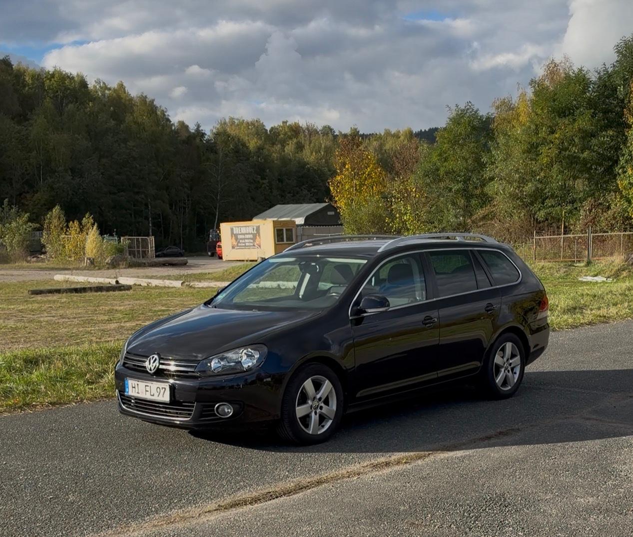 Volkswagen Golf 2011 — rear view