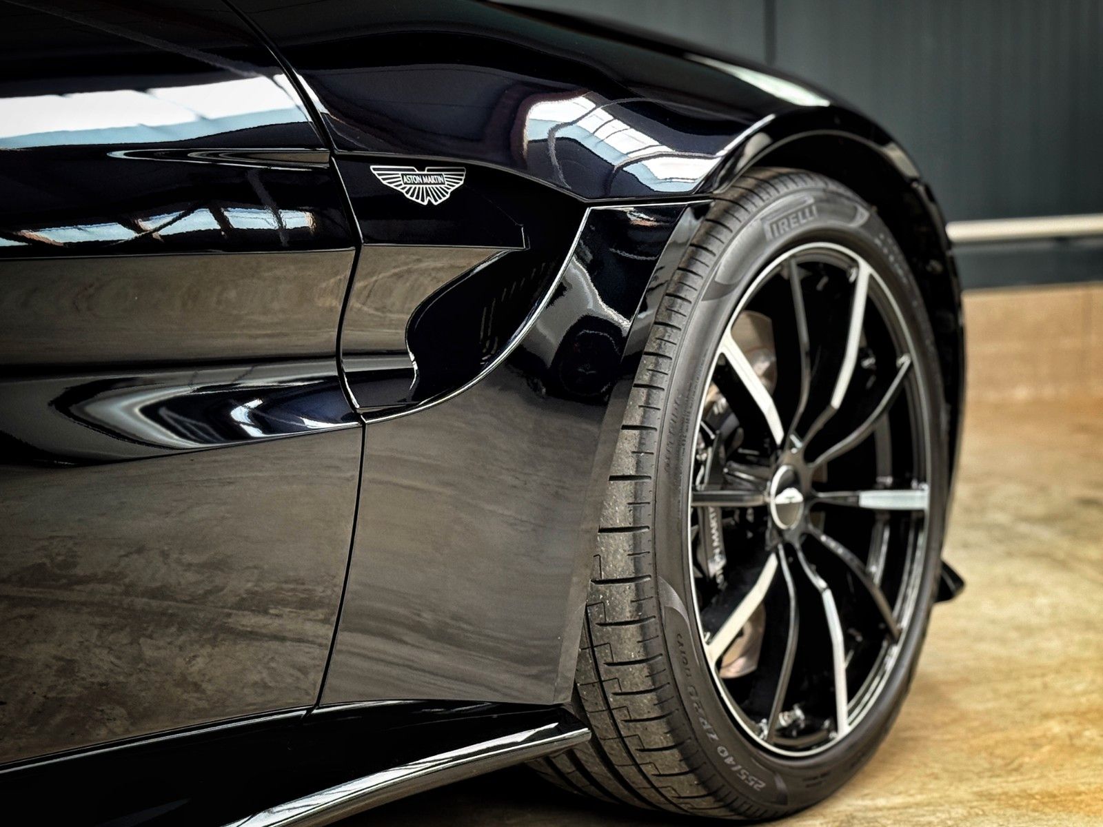 Fahrzeugabbildung Aston Martin V8 Vantage