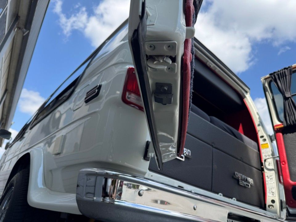 Fahrzeugabbildung Chevrolet Chevy Van G20 5.7 V8 Tiara komplett gemacht