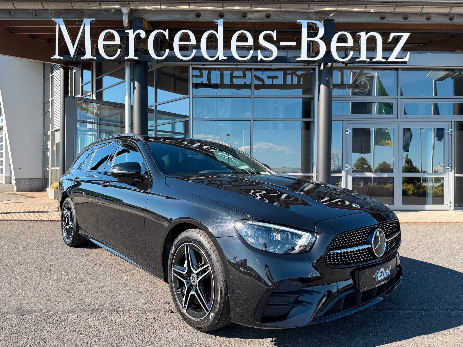Fahrzeugabbildung Mercedes-Benz E 220d T AMG+Distr+MultiB+AHK+Ambiente+