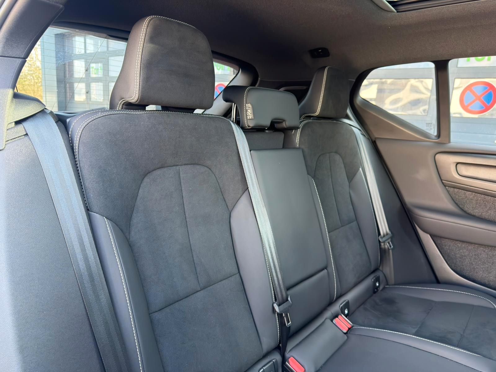 Fahrzeugabbildung Volvo XC40 B4 AWD Ultimate Dark*PANO*STDHZG*360°*ACC