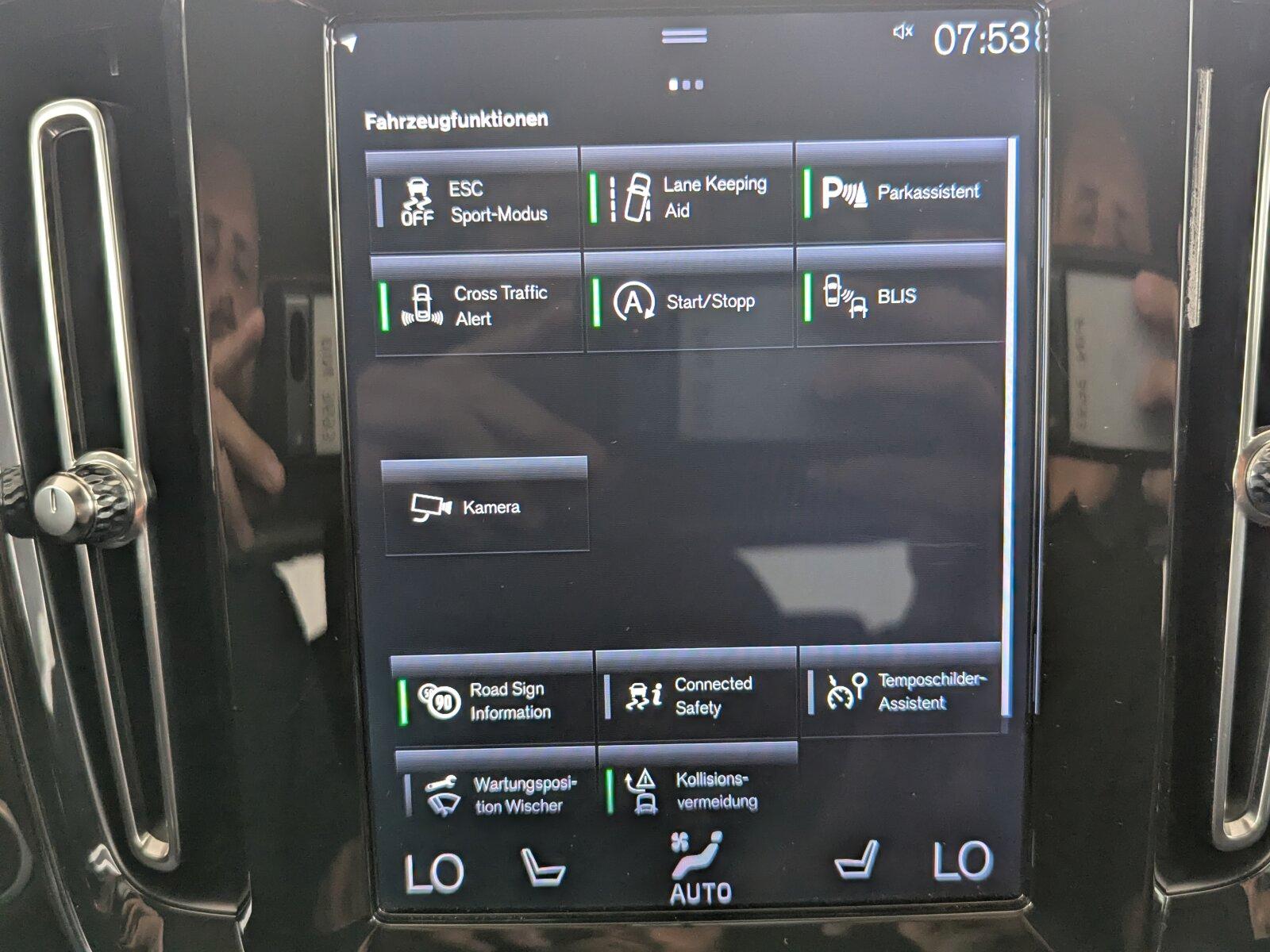 Volvo XC 40 D4 AWD Momentum LED+STDHZG+ACC+CARPLAY+