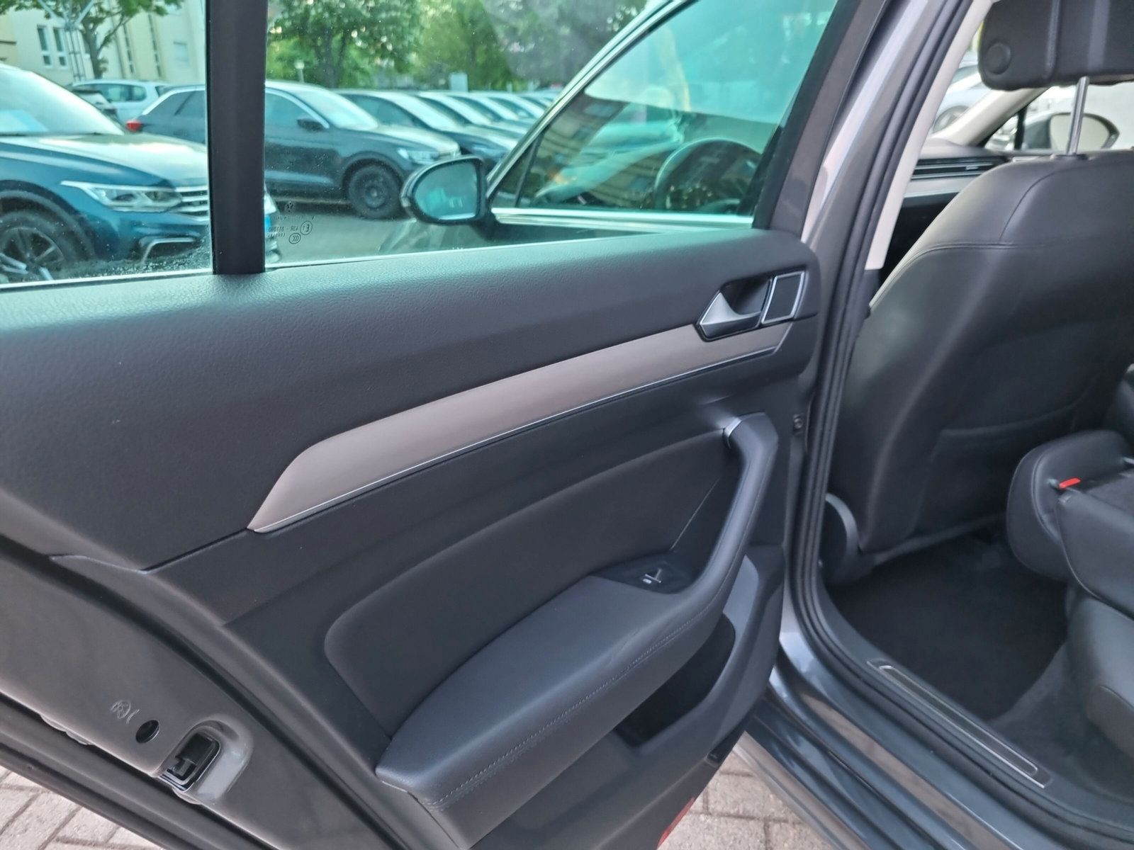 Fahrzeugabbildung Volkswagen Passat Variant 1.8 TSI DSG R-Line AHK eKLAPPE KA
