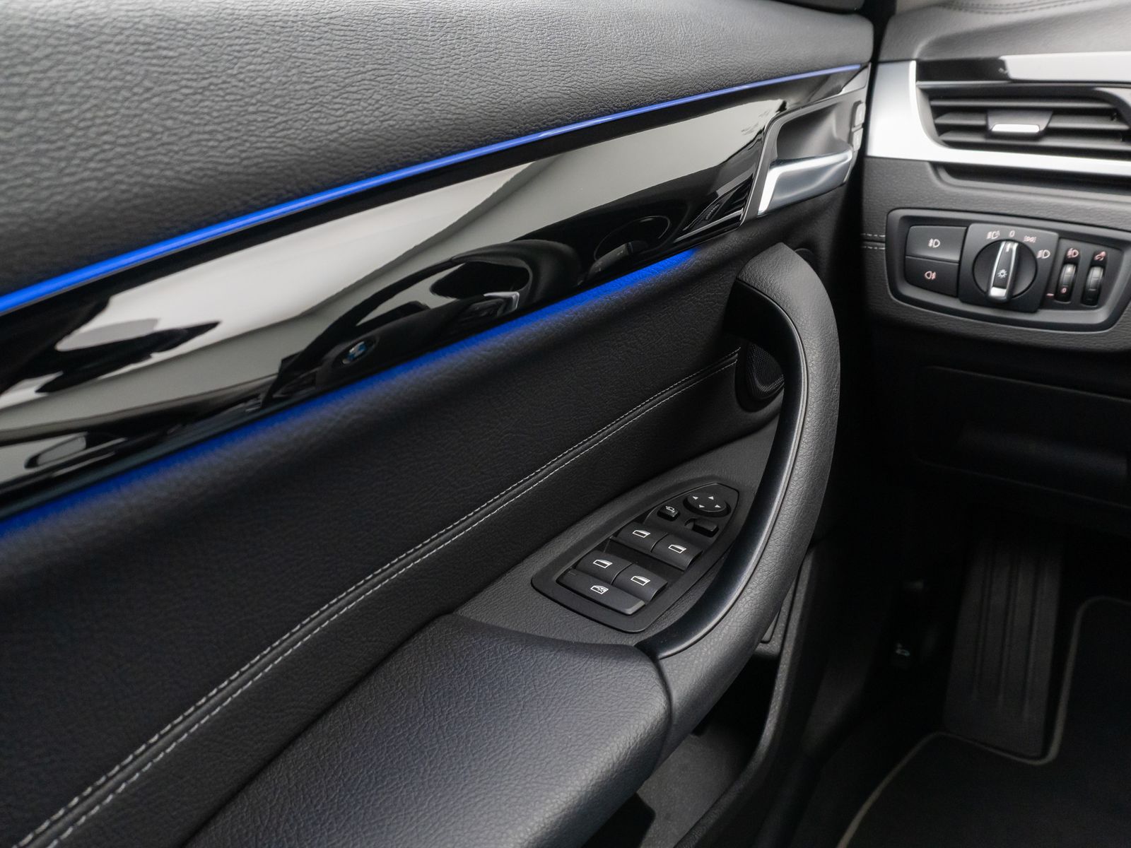 Fahrzeugabbildung BMW X1 xD20i Sport Line Panorama Kamera HUD DAB HiFi