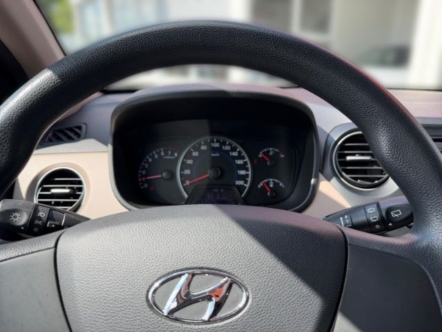 Fahrzeugabbildung Hyundai i10 Classic Soundsystem Klimaautom Allwetterreif