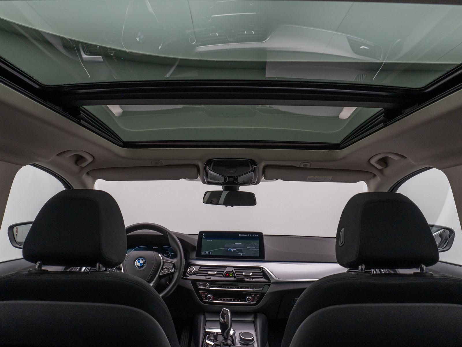 Fahrzeugabbildung BMW 530e xD Panorama Kamera CockPiPro DAB Alarm LED