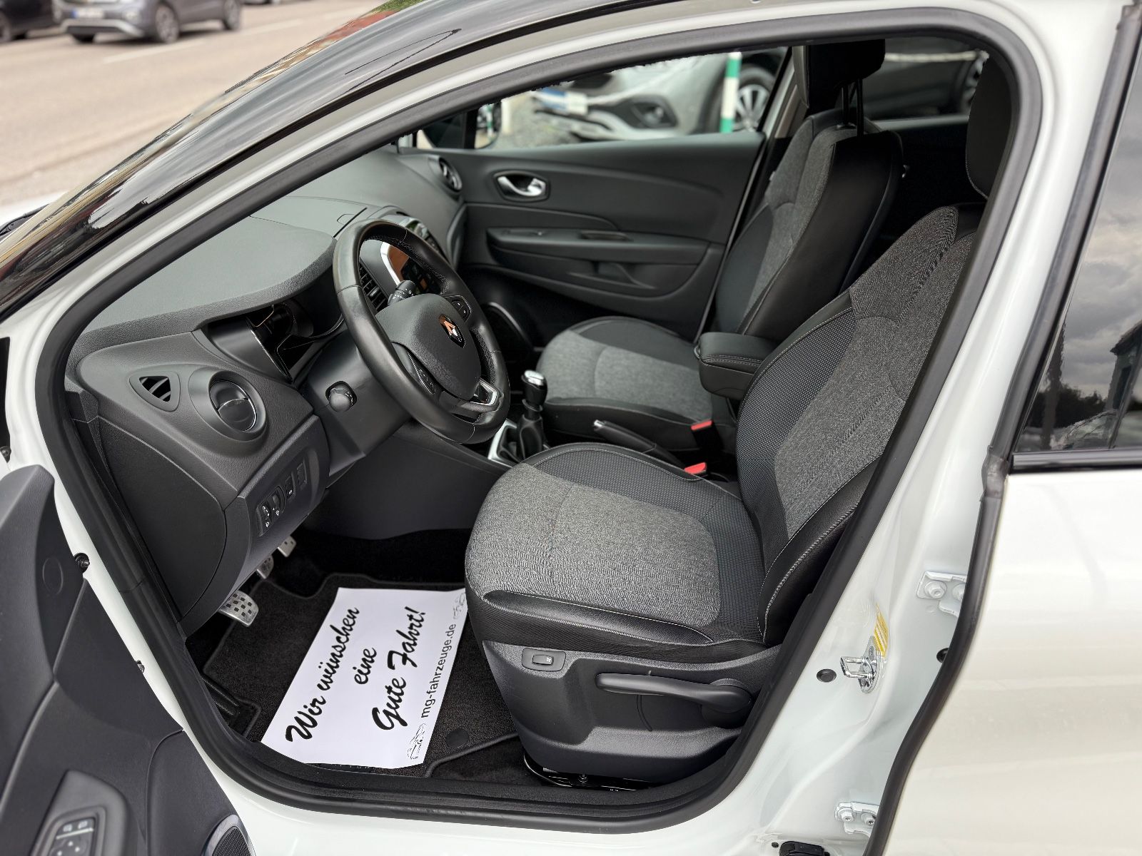 Fahrzeugabbildung Renault Captur Intens NAVI LED AHK TEMPOMAT KAMERA