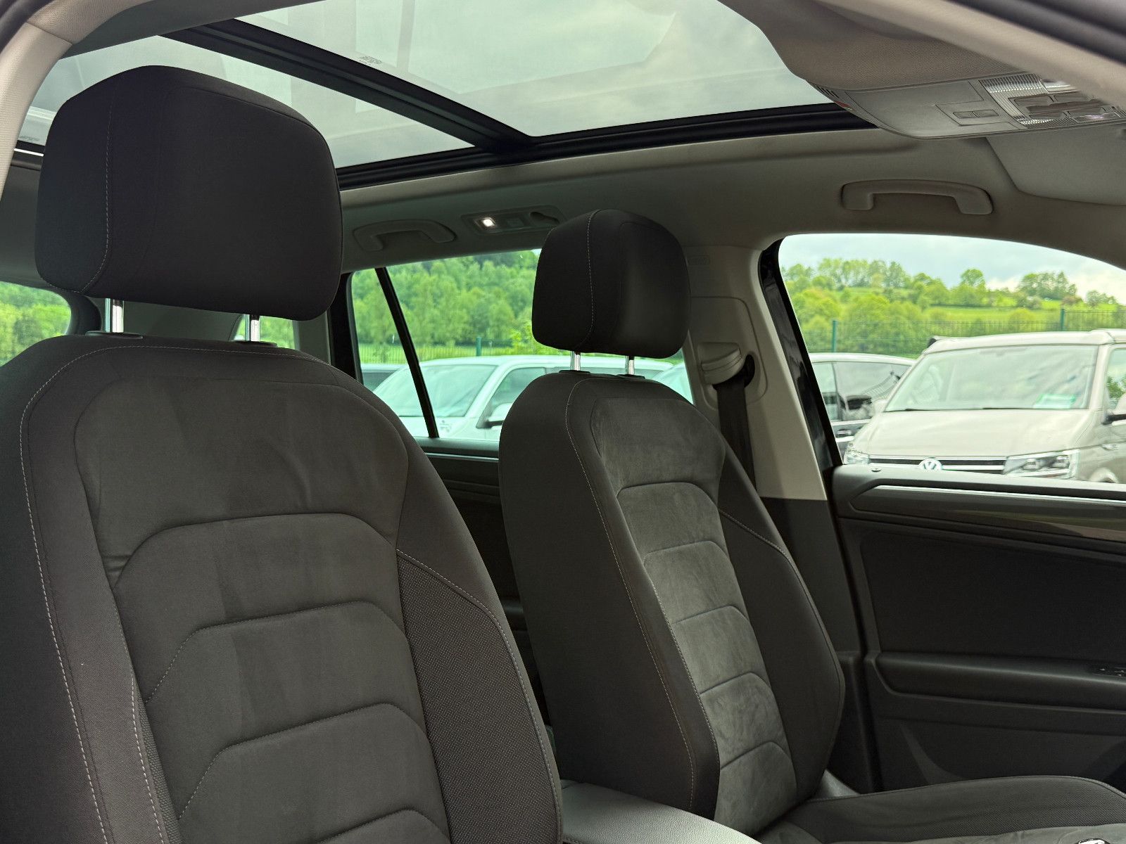 Fahrzeugabbildung Volkswagen Tiguan Highline 4Motion ACC AHK Nav SHZ Pano LED