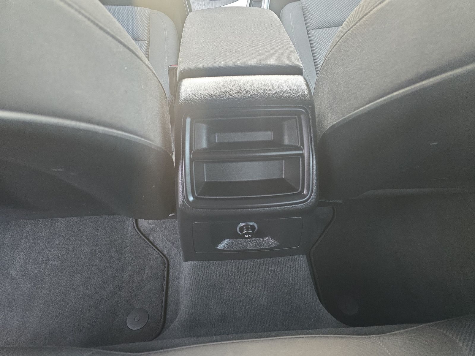 Fahrzeugabbildung Audi A4 Lim. basis/Bi-Xenon/Navi/SHZ/PDC