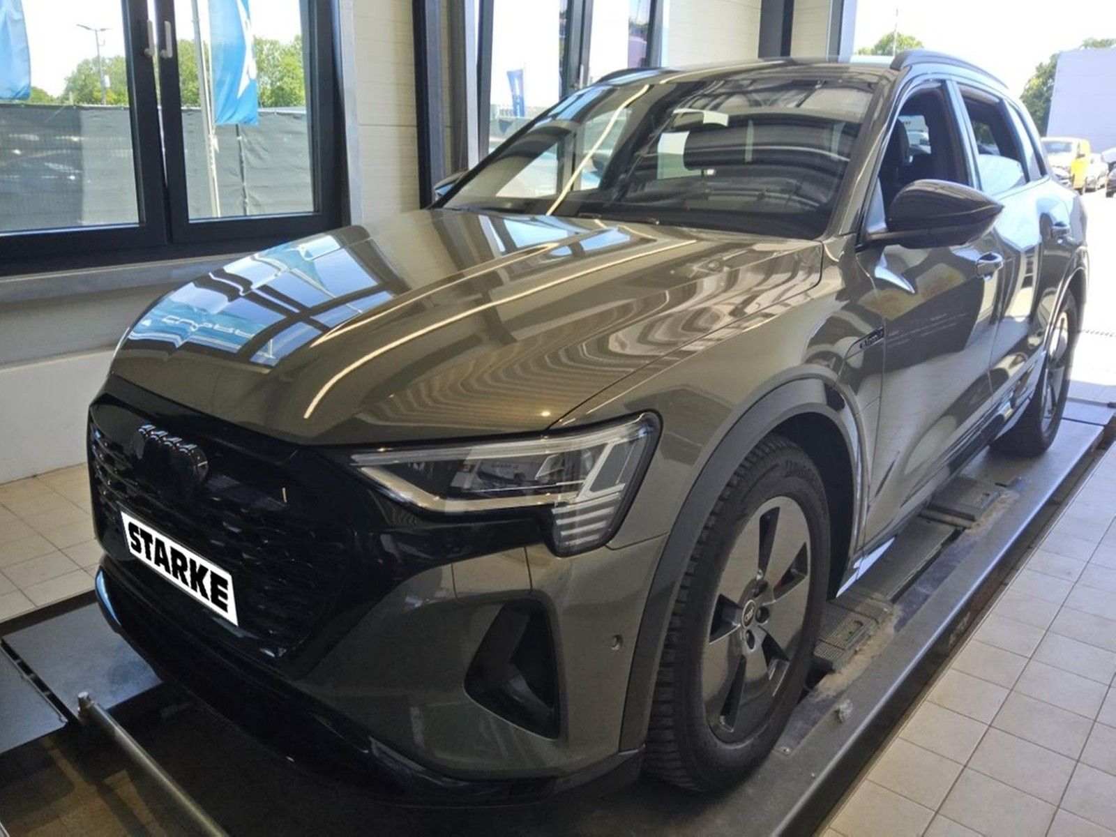 Audi Q8 50 e-tron quattro advanced  HeadUp AHK Standh imagem 2