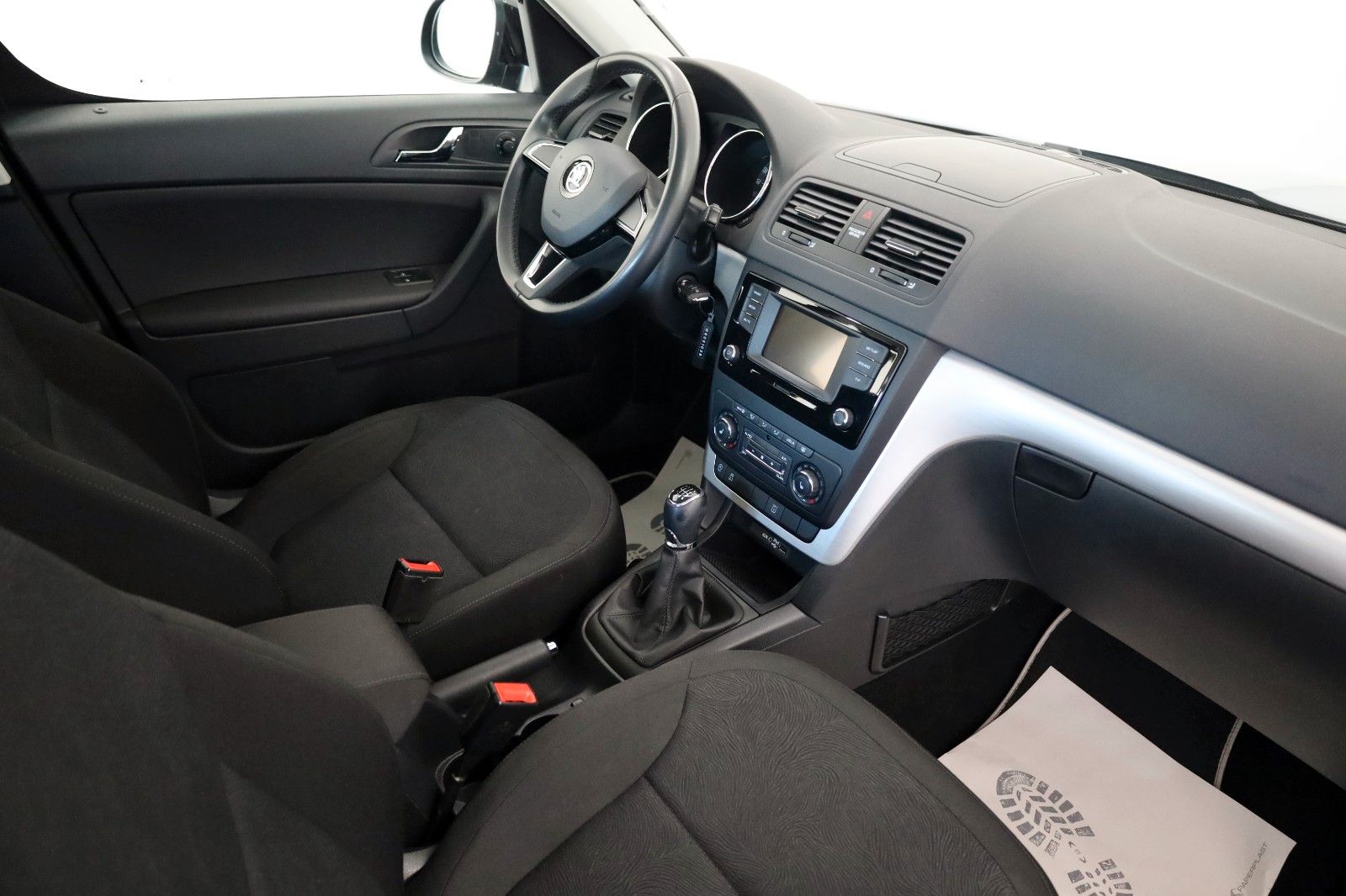Fahrzeugabbildung SKODA Yeti Ambition SH,PDC,8-fach bereift