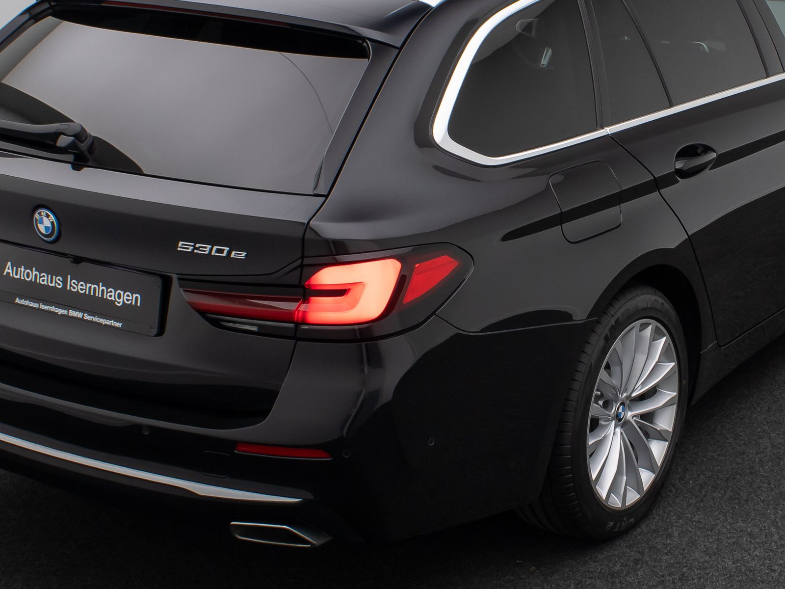 Fahrzeugabbildung BMW 530e Luxury Line Laser HUD HiFi DAB Panorama 18"