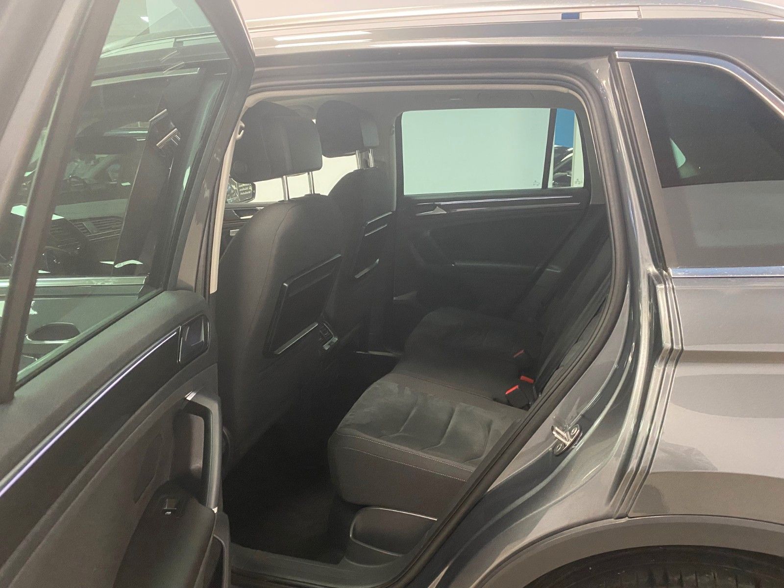 Fahrzeugabbildung Volkswagen Tiguan 2.0 TSI DSG 4MOTION Highline+ACC+DCC+NAVI