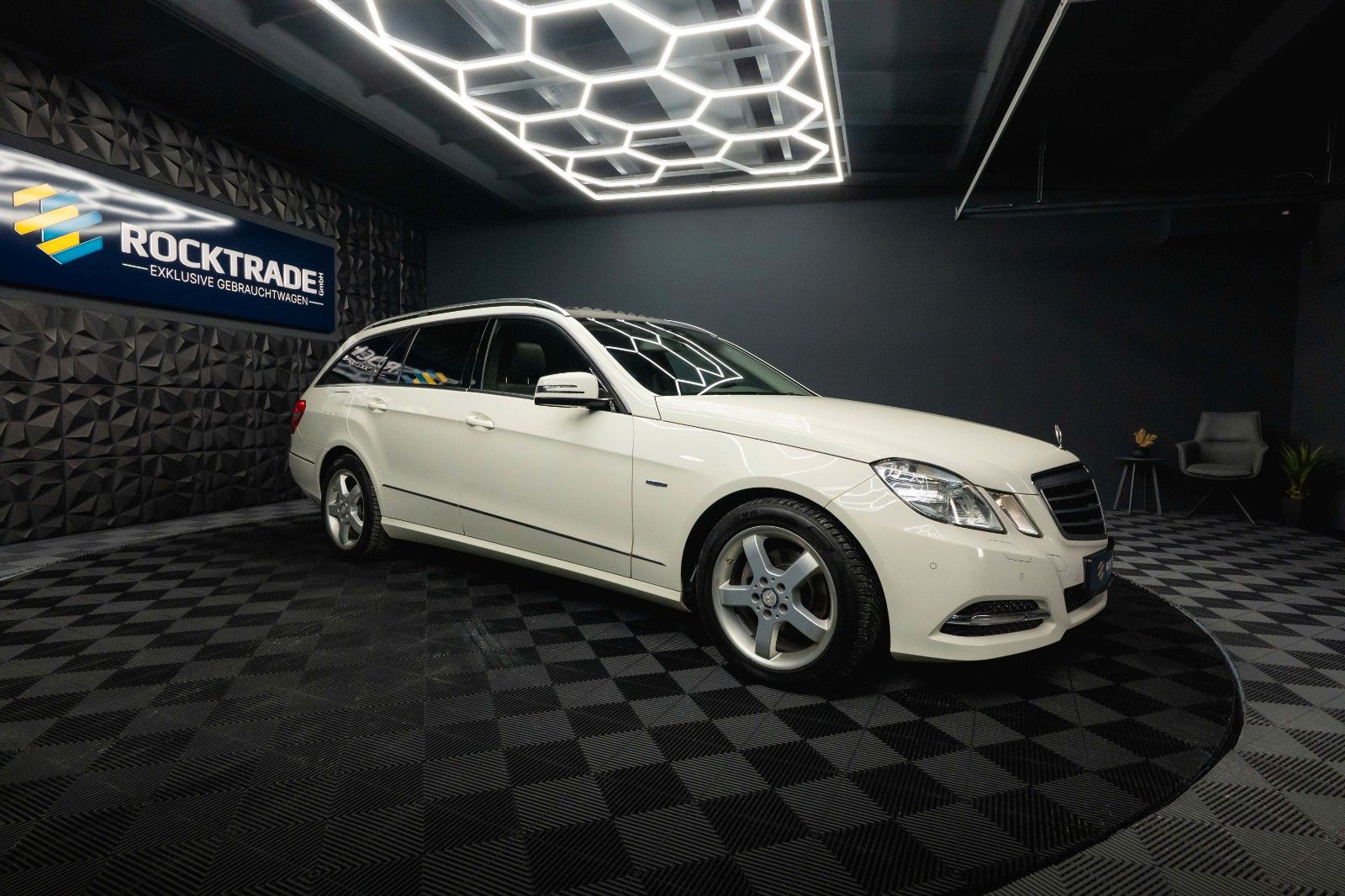 Fahrzeugabbildung Mercedes-Benz E 220 T CDI BlueEfficiency Avantgarde *Bi-Xenon*