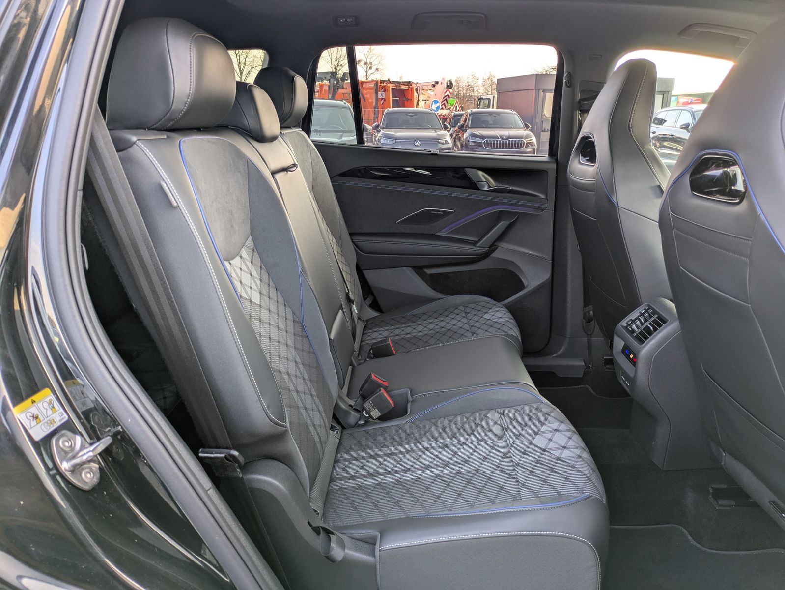 Fahrzeugabbildung Volkswagen Tayron 2.0 TDI 4M R-Line BLACK*7Si*MATRIX*PANO