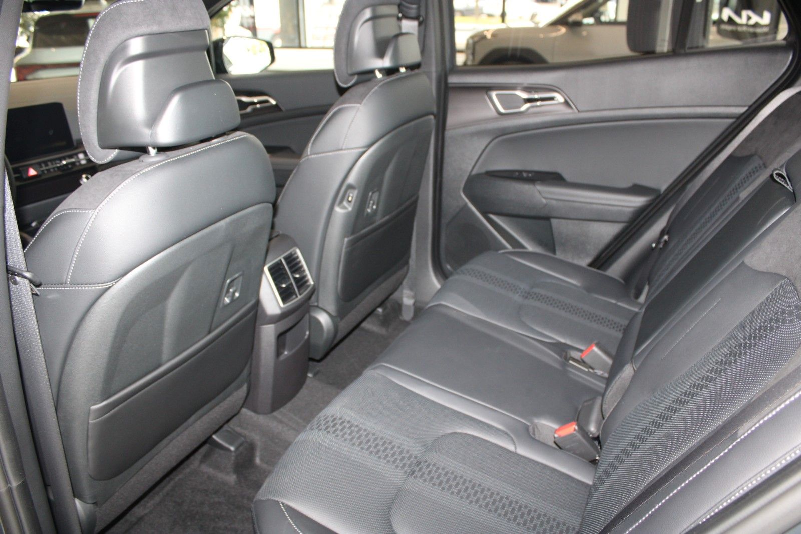 Fahrzeugabbildung Kia Sportage 1.6 T-GDI DCT Automatik Black Edition
