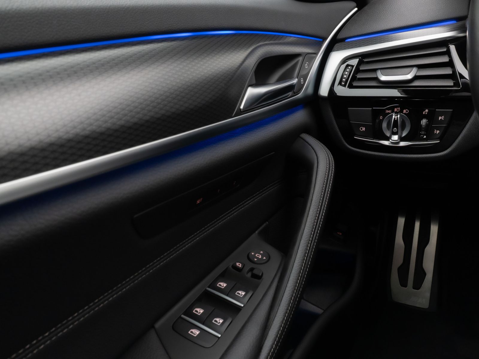 Fahrzeugabbildung BMW 540d xD M Sport Panorama Kamera Laser HUD AHK