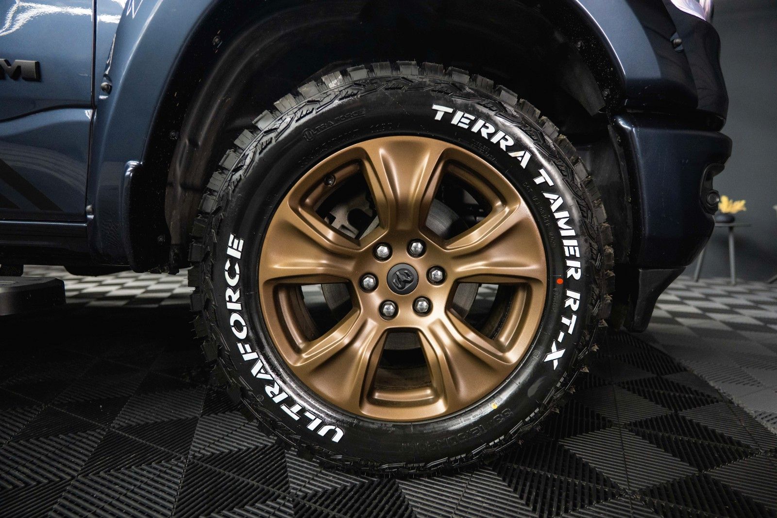 Fahrzeugabbildung Dodge RAM 5.7 V8 HEMI 4x4 Offroad LARAMIE Night 19%