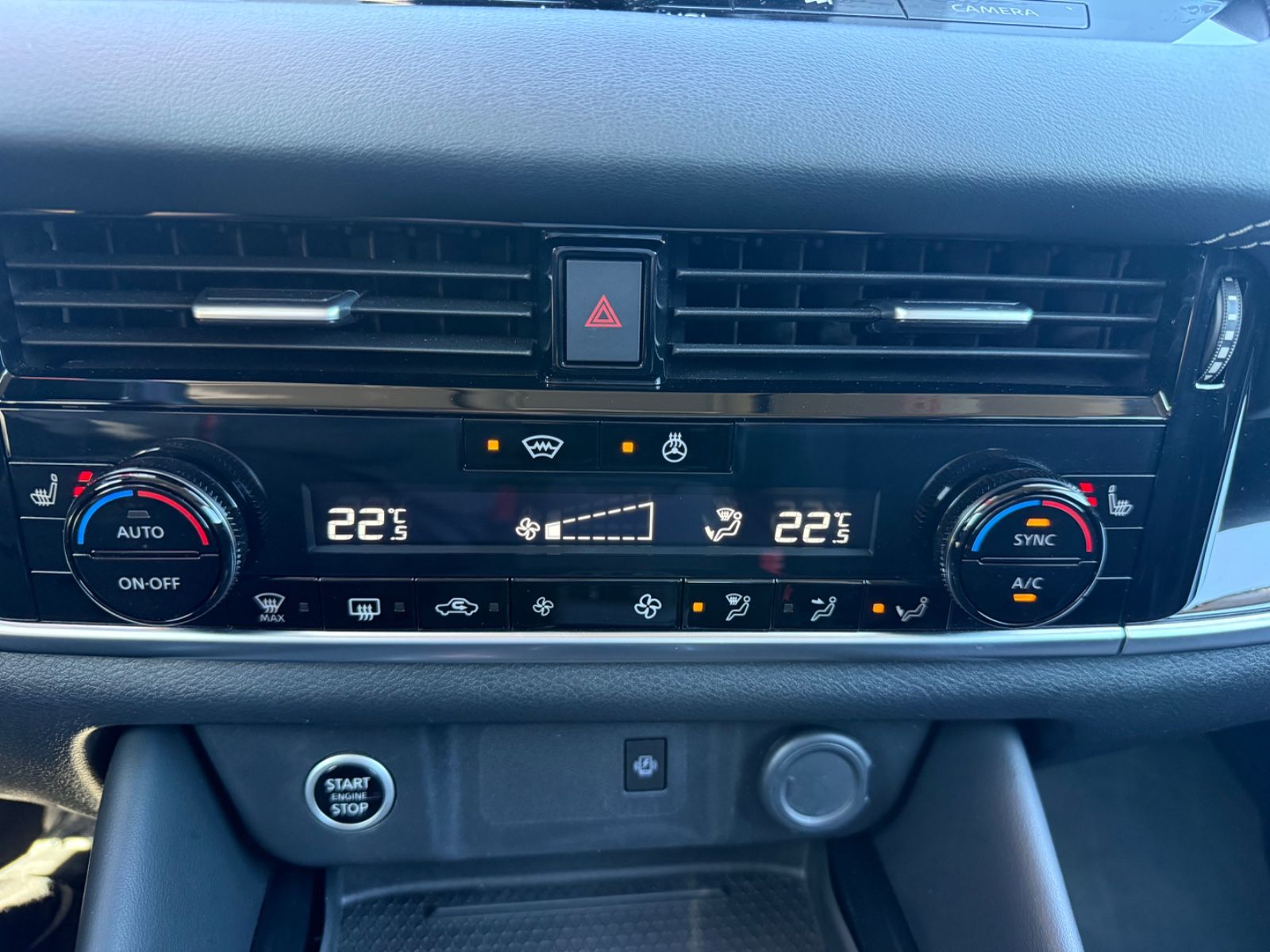 Fahrzeugabbildung Nissan Qashqai N-Connecta 360° Kamera, Navi, Winterpa.