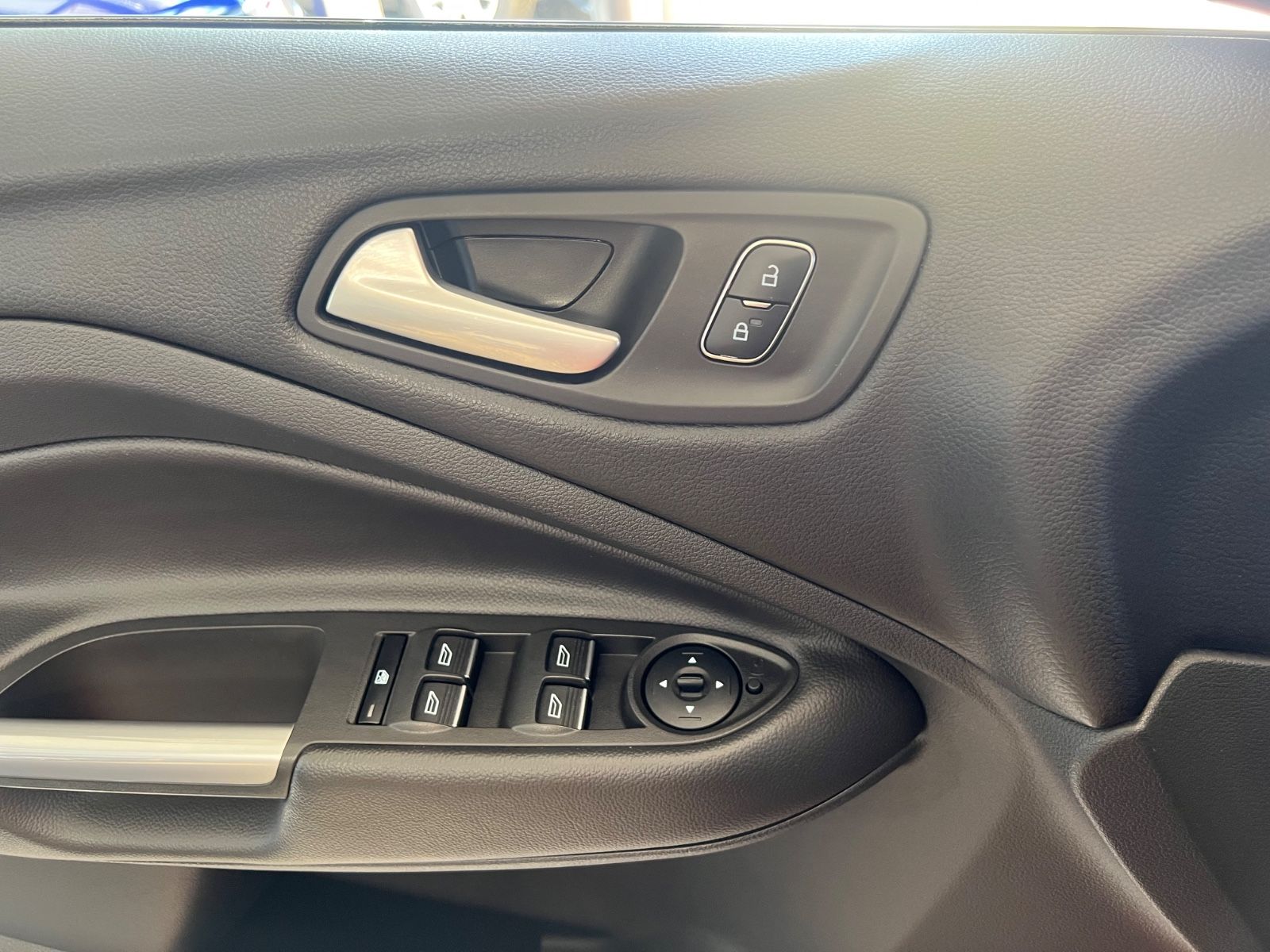 Fahrzeugabbildung Ford Kuga ST-Line * ROT/SCHWARZ *