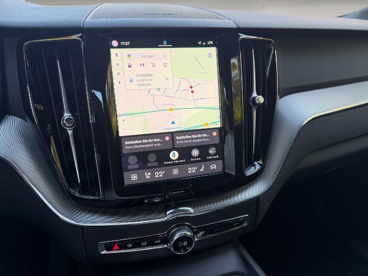 Fahrzeugabbildung Volvo XC60 B5 Benzin AWD Plus Dark