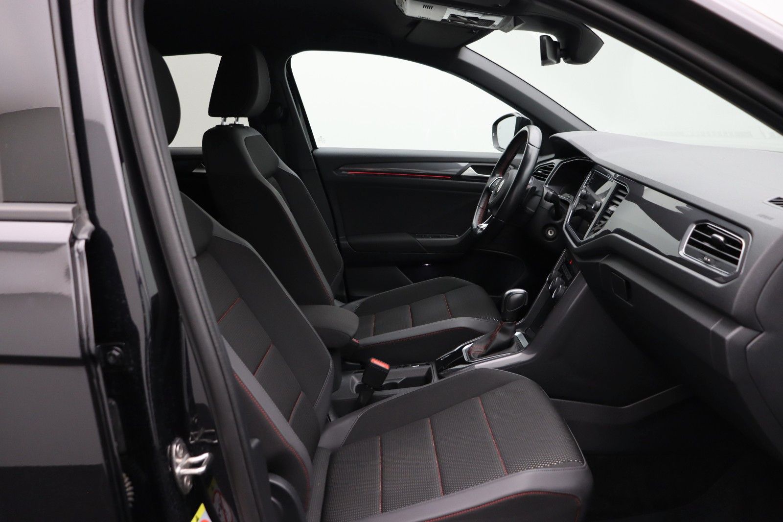 Fahrzeugabbildung Volkswagen T-Roc 1.5 Sport DSG ACC LED