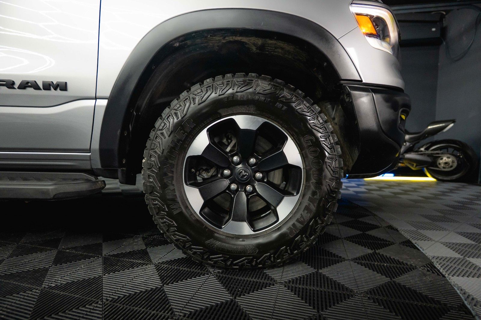 Fahrzeugabbildung Dodge RAM 5.7 V8 HEMI 4x4 REBEL OFFROAD AXLE LOCK 19%