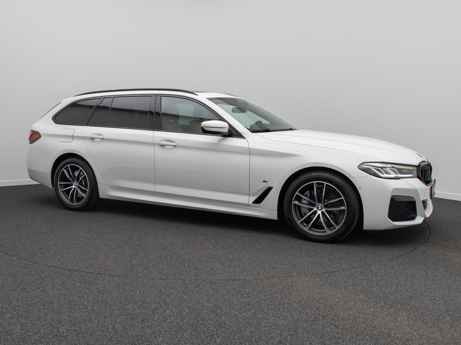 Fahrzeugabbildung BMW 530d M Sport Kamera DAB Memory ACC H/K Panorama