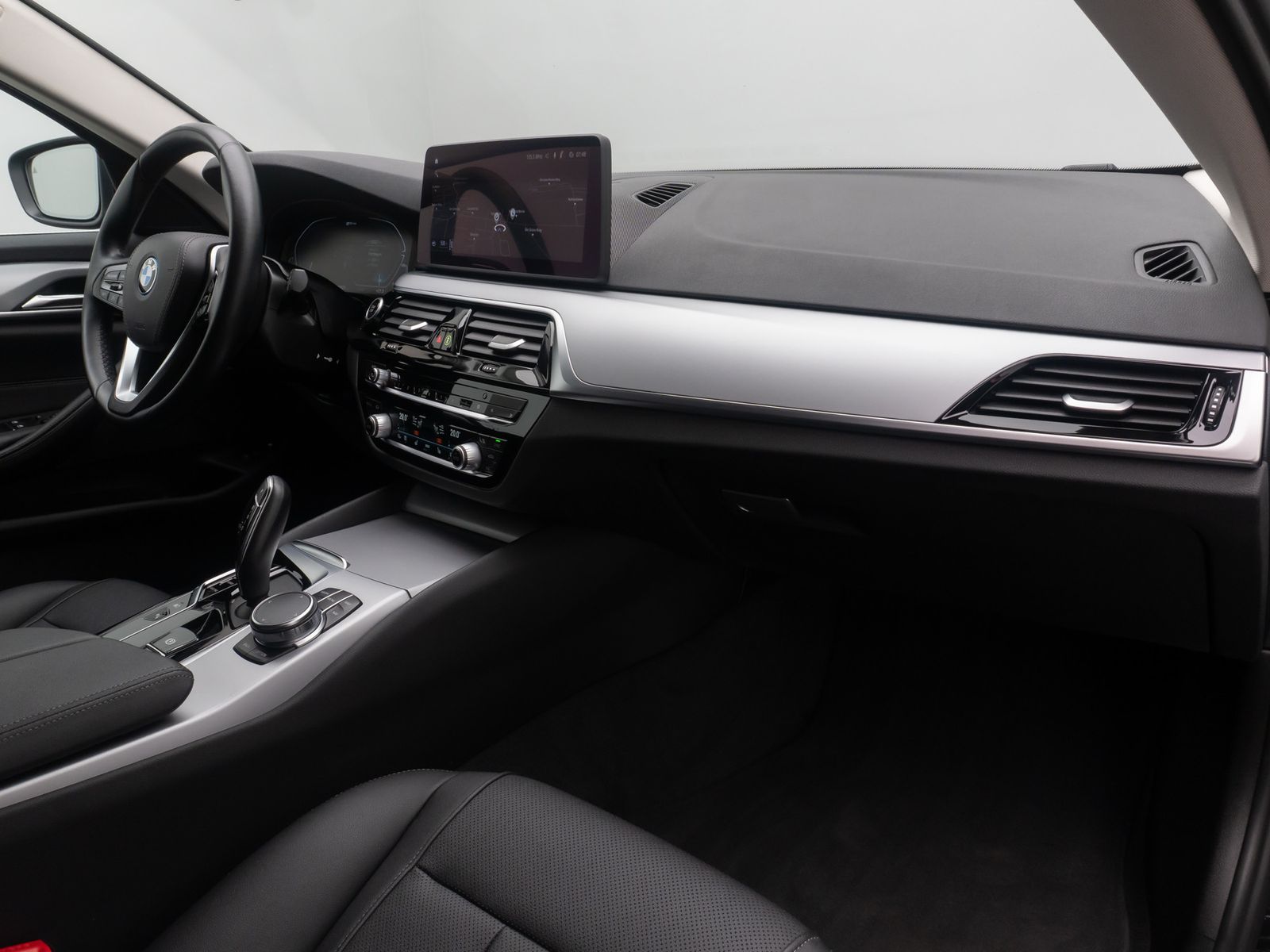 Fahrzeugabbildung BMW 530e Alarm AHK HUD DAB 4xKlima HiFi Leder Sport