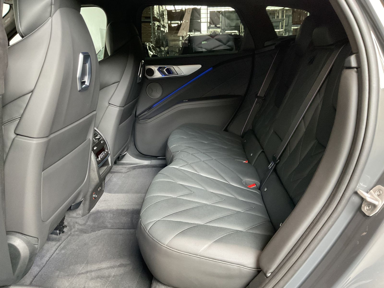 Fahrzeugabbildung BMW XM 50e 23" LMR, M Fahrwerk Professional, Sitzbel