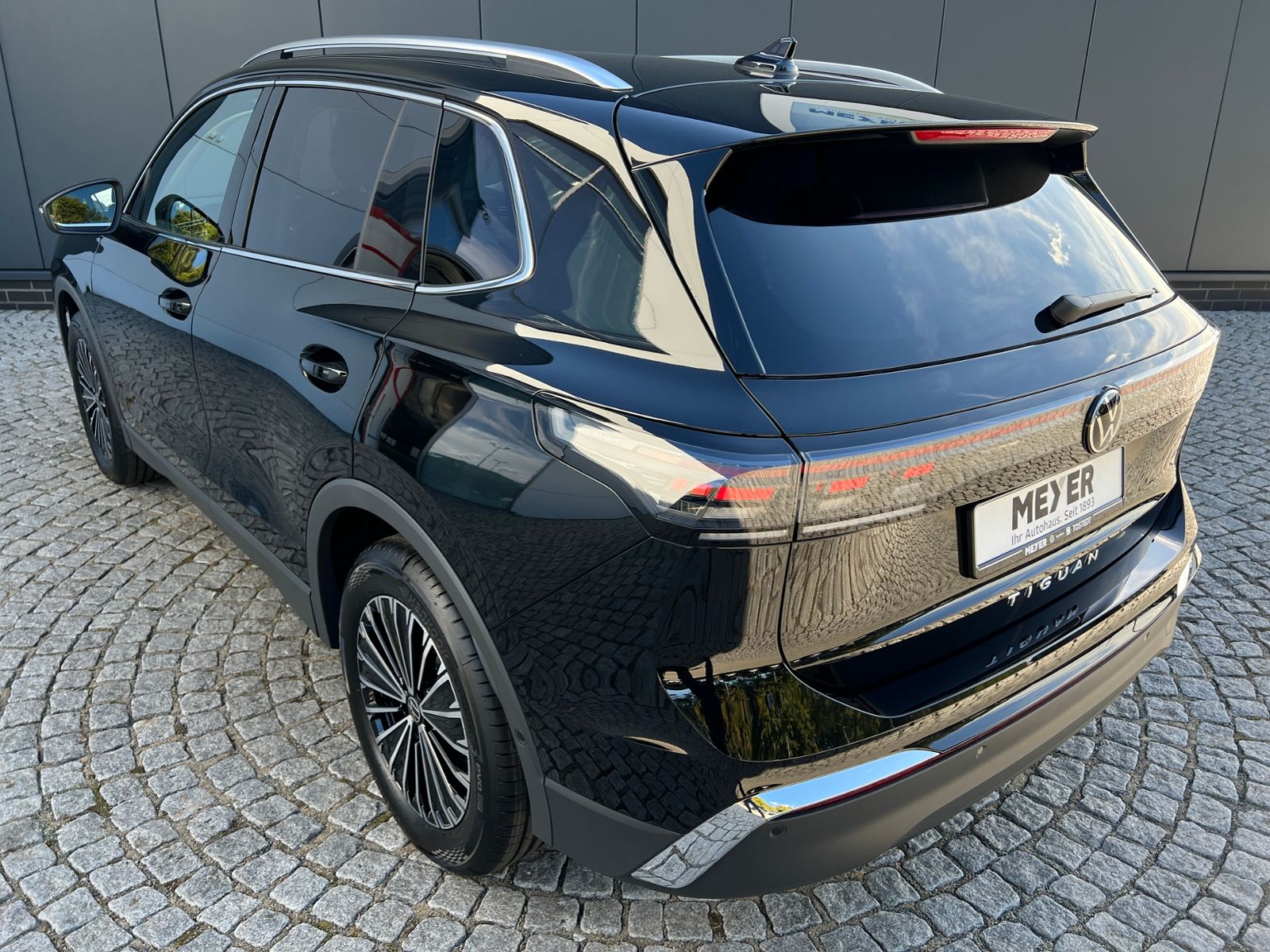 Fahrzeugabbildung Volkswagen Tiguan Elegance 2.0 TDI DSG *AHK, IQ.Light, LM'-