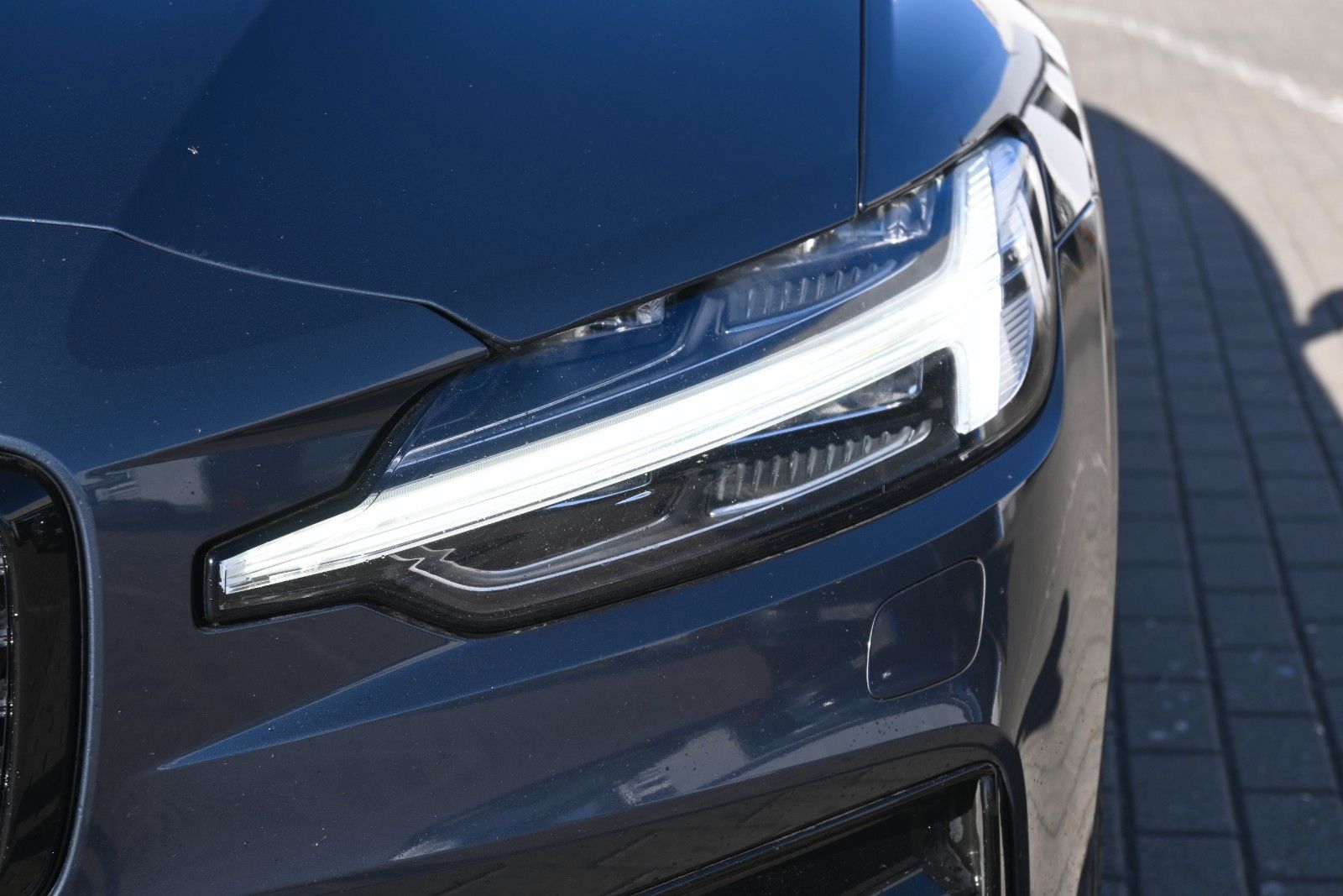 Fahrzeugabbildung Volvo V60 B4 Diesel Plus Dark*H&K*LED*360°*FSHZG*ACC