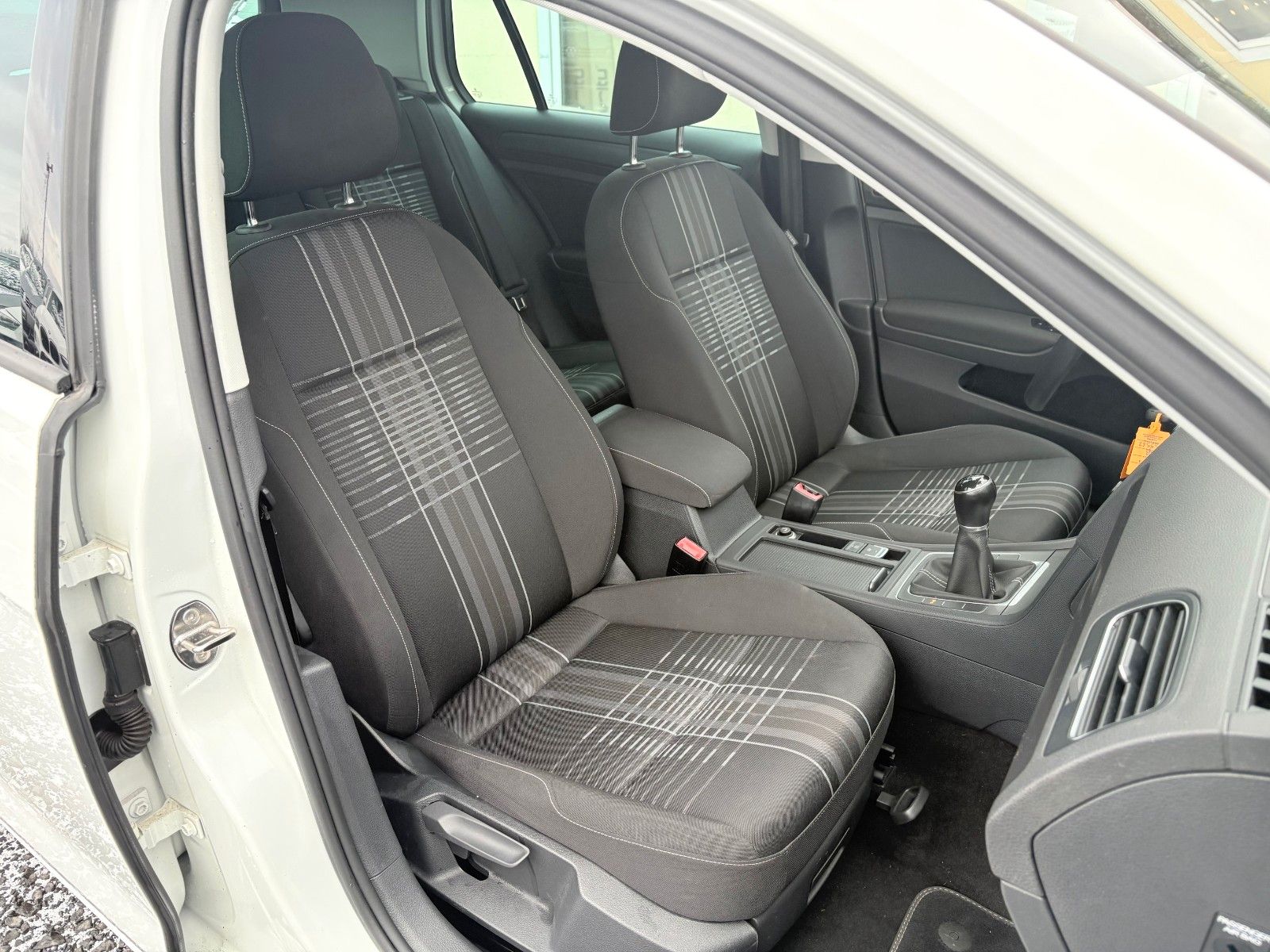 Fahrzeugabbildung Volkswagen Golf VII 2.0TDI Lim. LOUNGE Navi Klima PDC SPORT