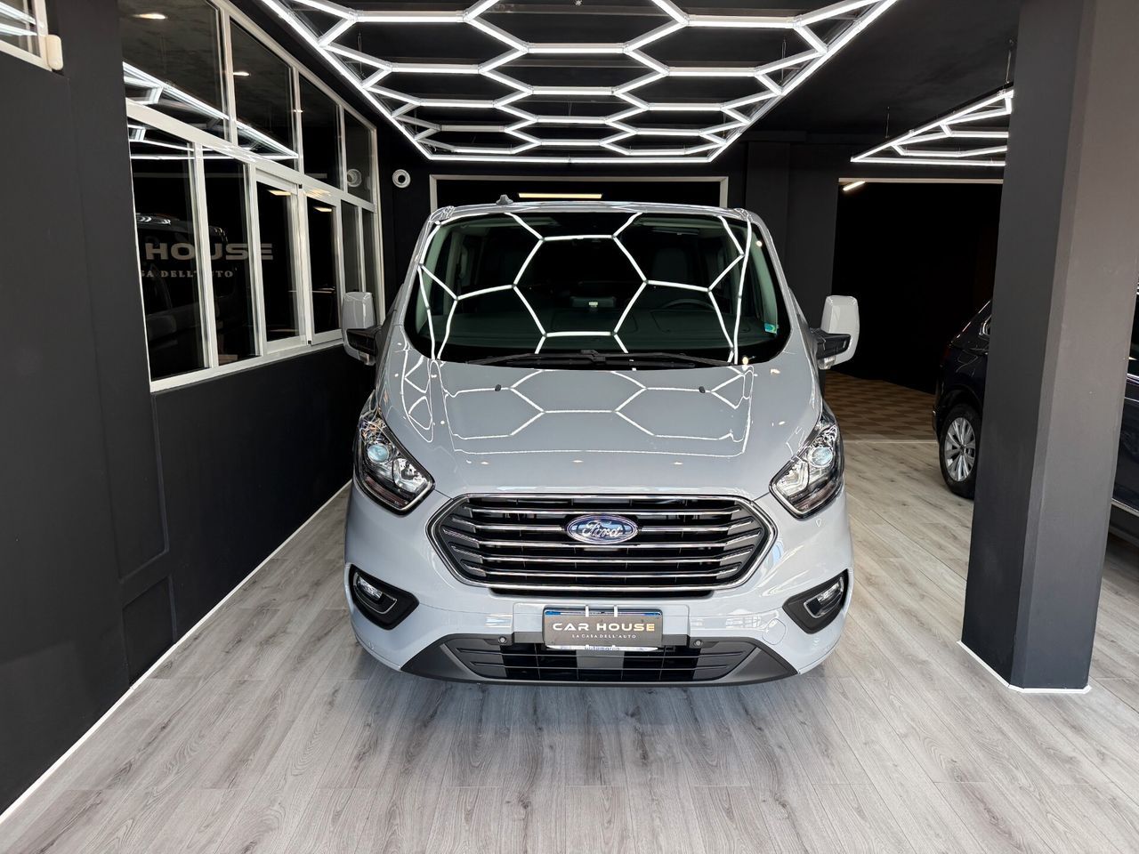 Ford Tourneo Custom 2.0 TDI 170CV Auto imagem 2