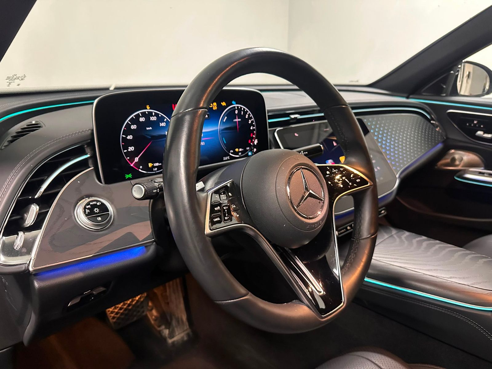 Fahrzeugabbildung Mercedes-Benz E 300 de 4M T All-Terrain *4D SOUND*KEYGO*20"AMG