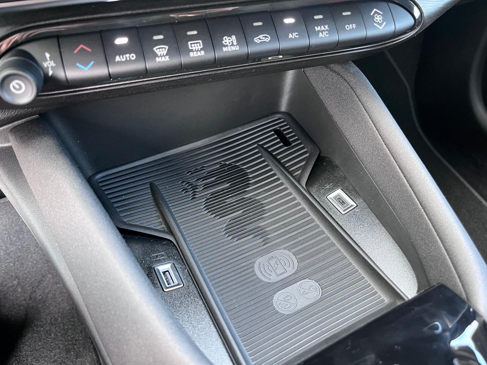 Fahrzeugabbildung Alfa Romeo Junior Ibrida 1.2 VGT 48V-Hybrid 107 kW Ti