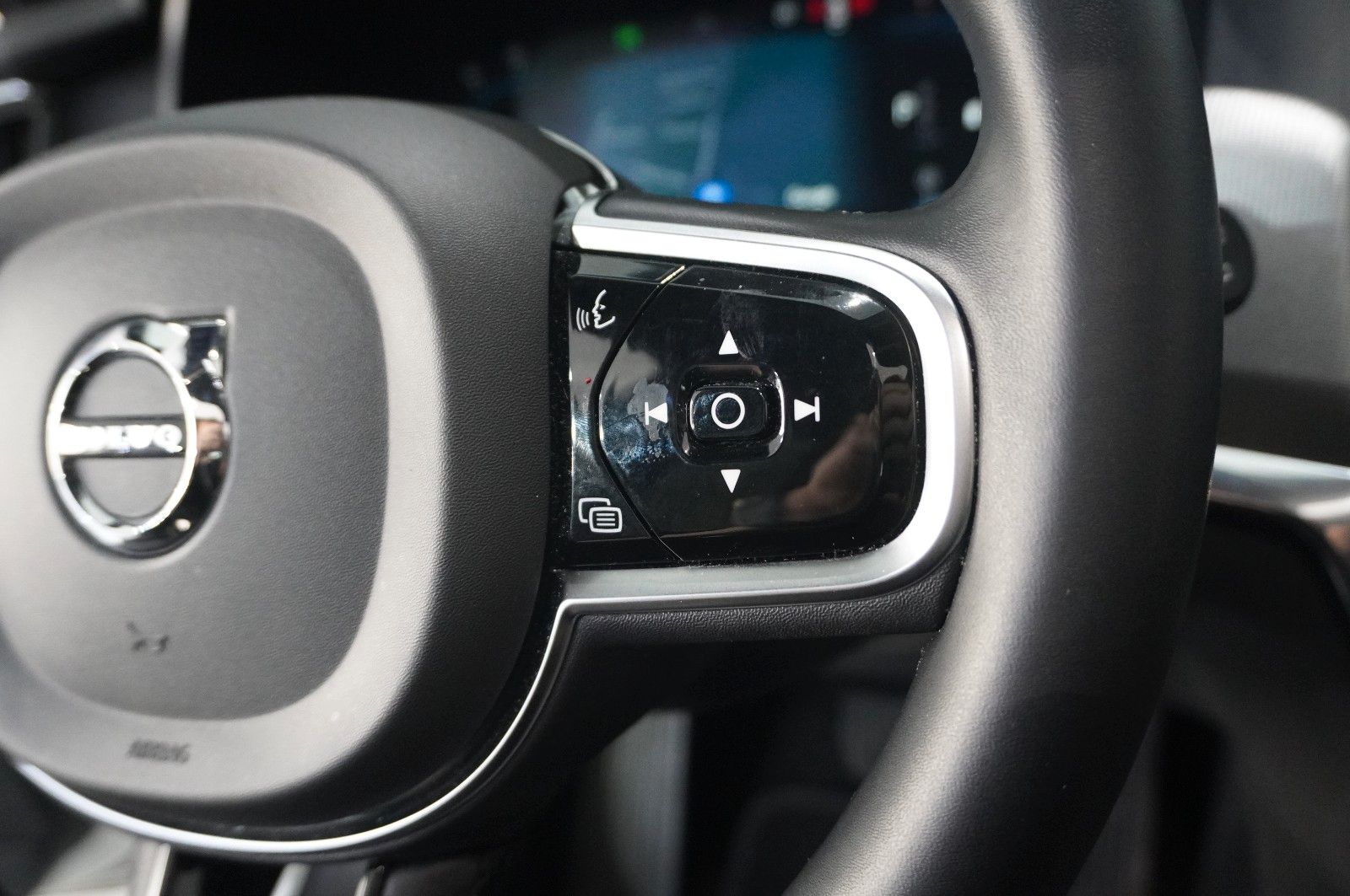 Fahrzeugabbildung Volvo V90 Kombi B4 PLUS DARK NAVI/LED/KAMERA/PANO./H&K