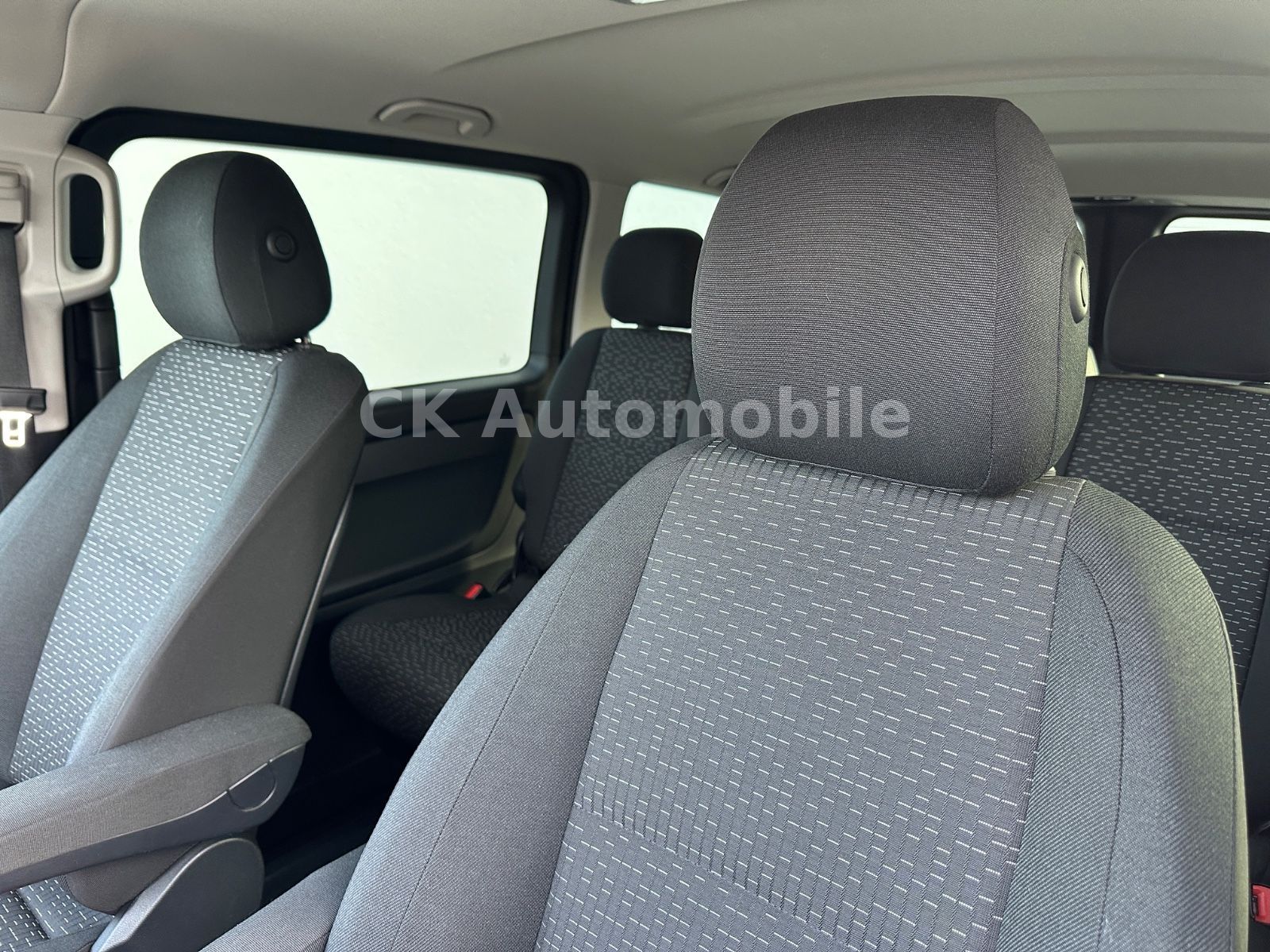 Fahrzeugabbildung Mercedes-Benz Vito 124 Mixto 4x4 lang/5Sitze/Navi/LED/Kam./AHK