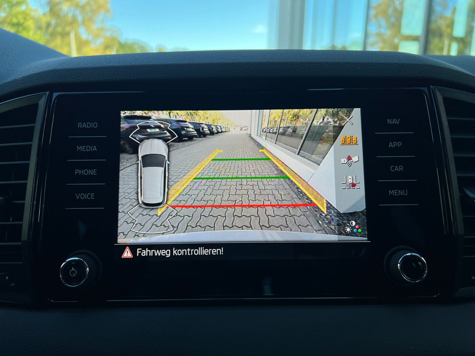 Fahrzeugabbildung SKODA Karoq Sportline 2.0 TDI DSG 4x4 *AHK, Navi, Trav