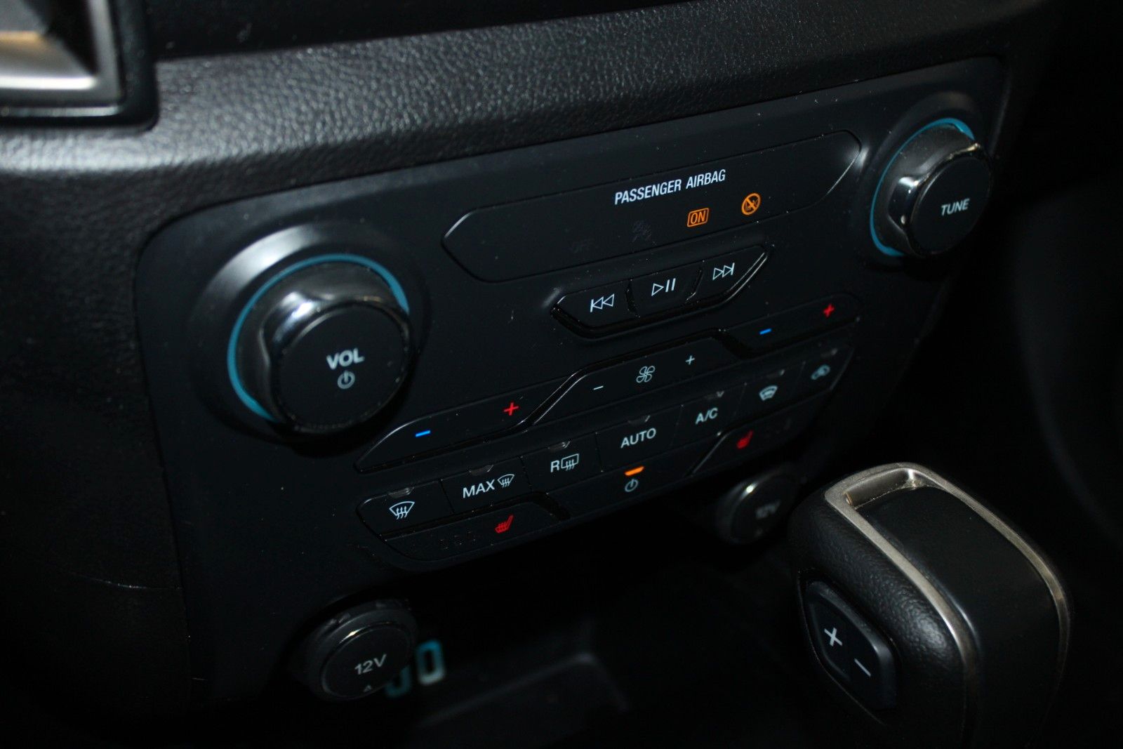 Fahrzeugabbildung Ford Ranger Automatik WOLFTRAK DoKa AHK Standheizung